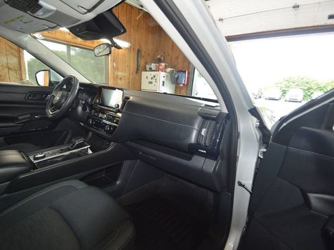 Used 2025 Nissan Pathfinder SV w/ SV Premium Package AWD/4WD image 9