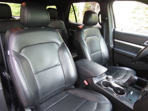 Used 2016 Ford Explorer XLT w/ Equipment Group 202A AWD/4WD image 22