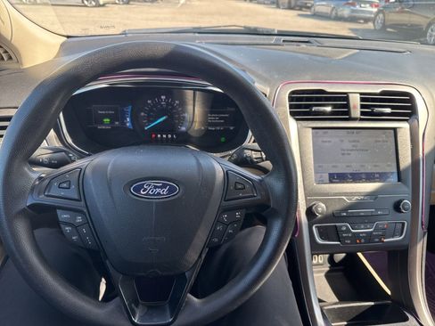 Used 2020 Ford Fusion SE image 6