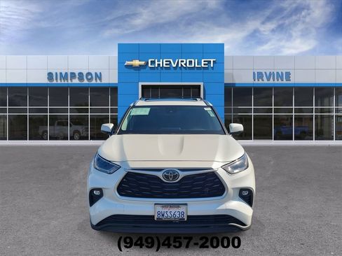 Used 2021 Toyota Highlander XLE FWD image 3
