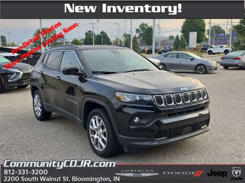 Used 2023 Jeep Compass Latitude AWD/4WD image 1