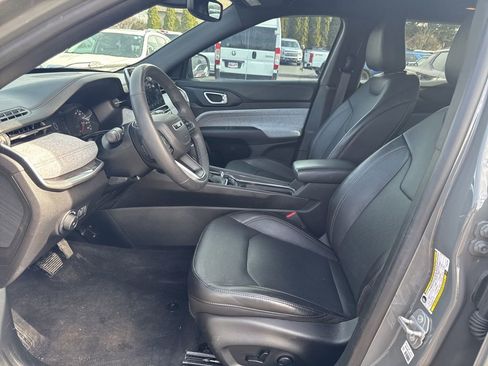 Used 2023 Jeep Compass Latitude image 2