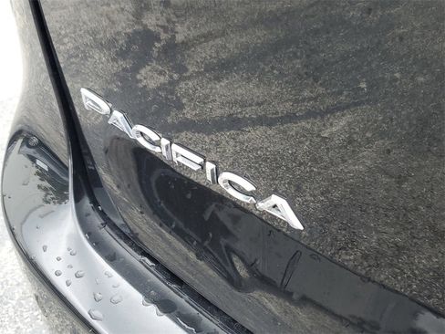 Used 2022 Chrysler Pacifica Limited image 7