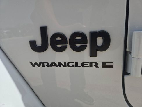 Used 2026 Jeep Wrangler Unlimited Sahara AWD/4WD image 11