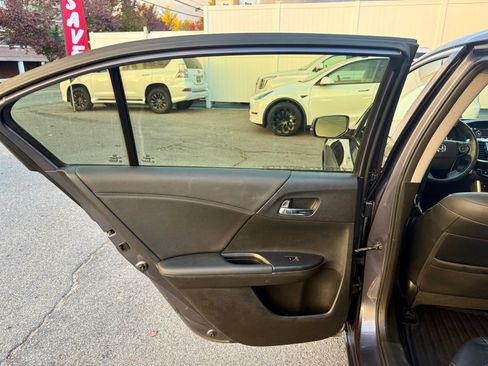 Used 2017 Honda Accord EX-L image 19