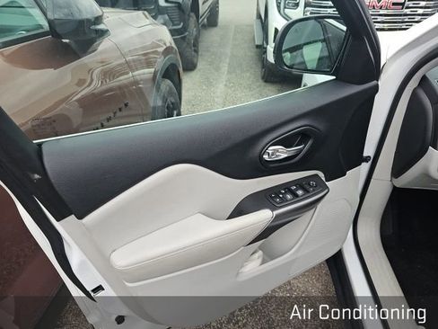 Used 2021 Jeep Cherokee Latitude Plus w/ Mopar Interior Package image 9