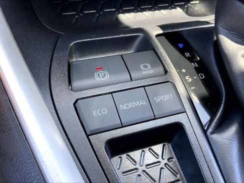 Used 2025 Toyota RAV4 XLE FWD image 33