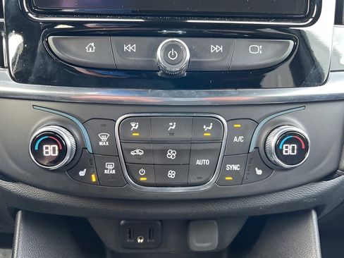 Used 2023 Chevrolet Traverse LT image 14