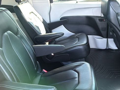 Used 2023 Chrysler Pacifica Touring-L image 14