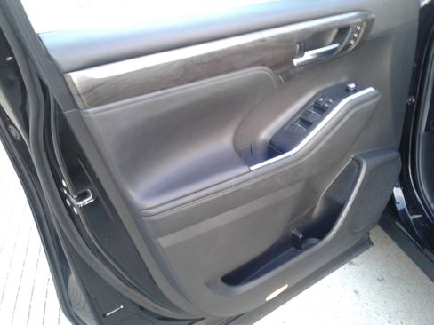 Used 2020 Toyota Highlander Limited image 17