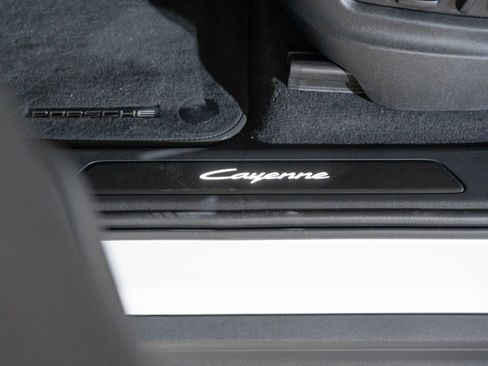 Used 2026 Porsche Cayenne E-Hybrid AWD/4WD image 12