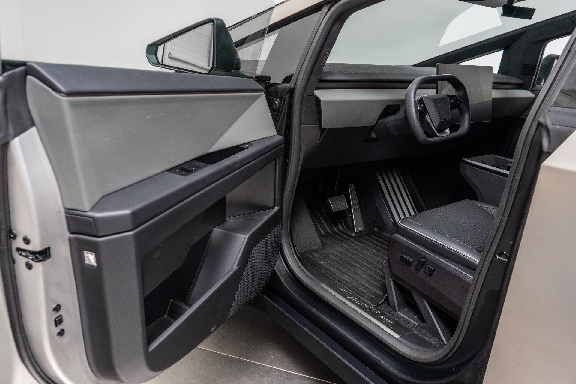Used 2024 Tesla Cybertruck Cyberbeast AWD/4WD image 21