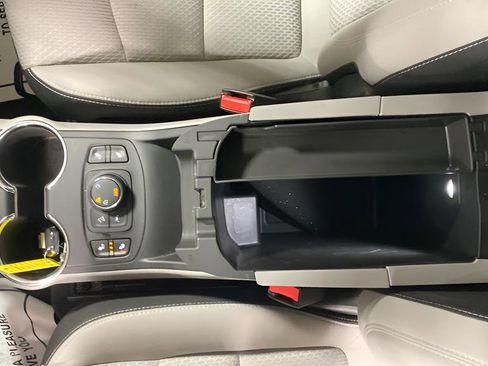 Used 2023 GMC Terrain SLE w/ Driver Convenience Package image 18