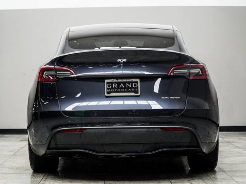 Used 2024 Tesla Model Y Long Range image 11