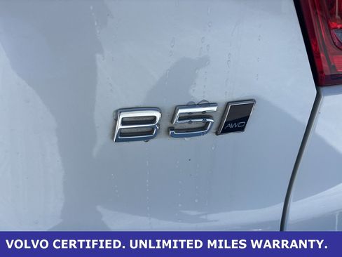 Used 2024 Volvo XC40 B5 Plus image 8