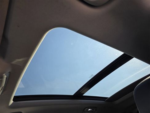 Used 2023 Chevrolet Equinox Premier image 12