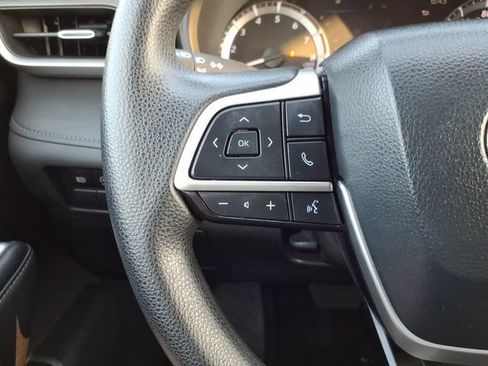 Used 2023 Toyota Highlander L FWD image 34