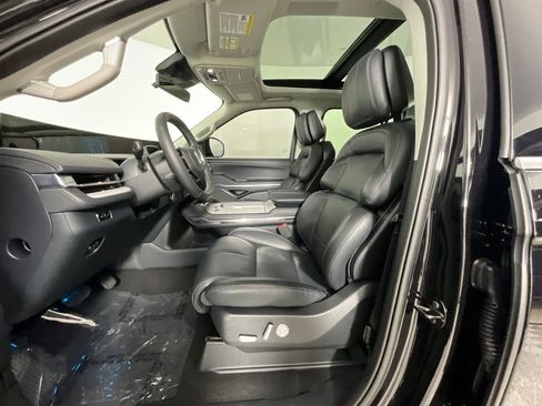 Used 2025 Lincoln Navigator Reserve image 16