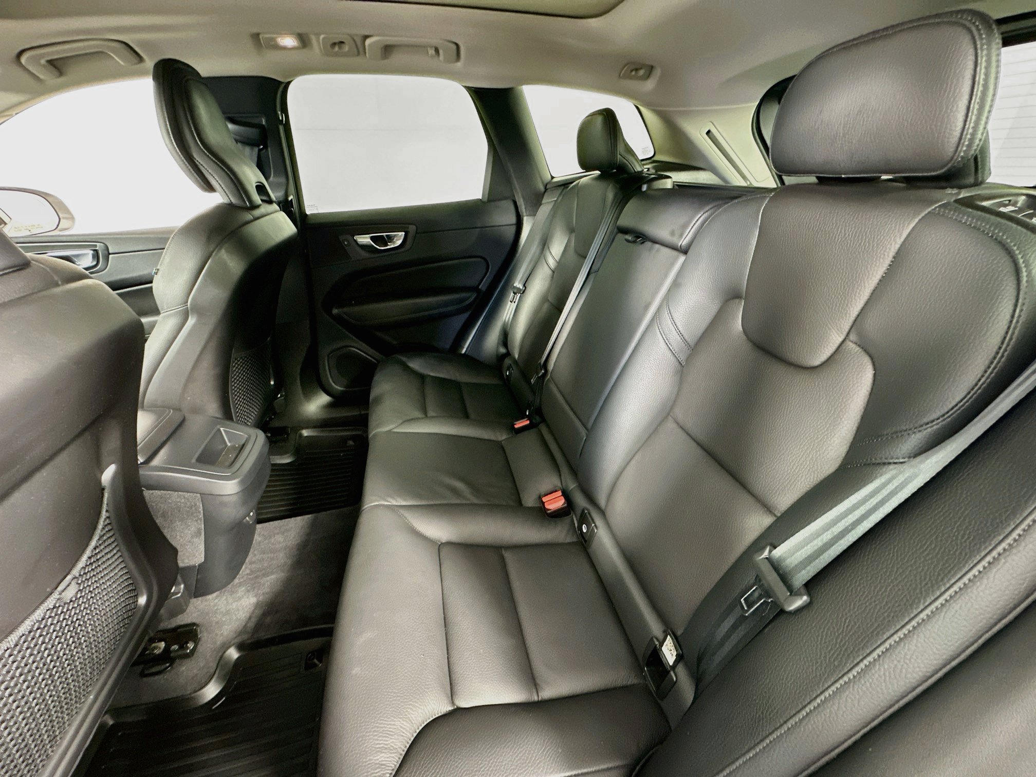 Used 2022 Volvo XC60 B5 Momentum w/ Protection Package Premier FWD image 24