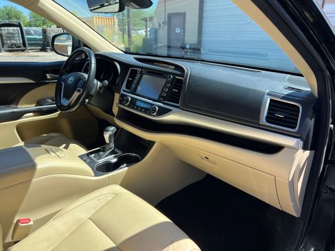 Used 2018 Toyota Highlander XLE AWD/4WD image 16