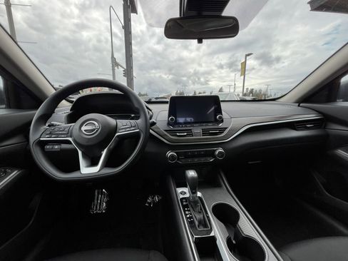 Used 2025 Nissan Altima 2.5 SV FWD image 34