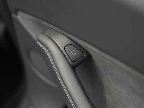 Used 2023 Tesla Model Y AWD image 40
