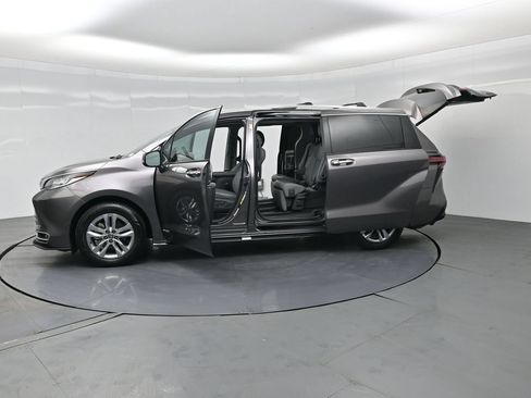 Used 2021 Toyota Sienna Limited FWD image 40