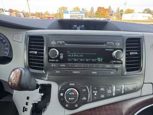 Used 2013 Toyota Sienna XLE image 23