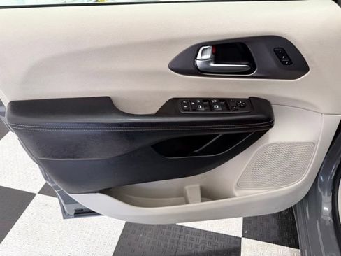 Used 2022 Chrysler Pacifica Touring-L FWD image 14
