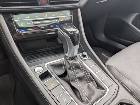Used 2025 Volkswagen Jetta SE w/ Sunroof Package FWD image 32