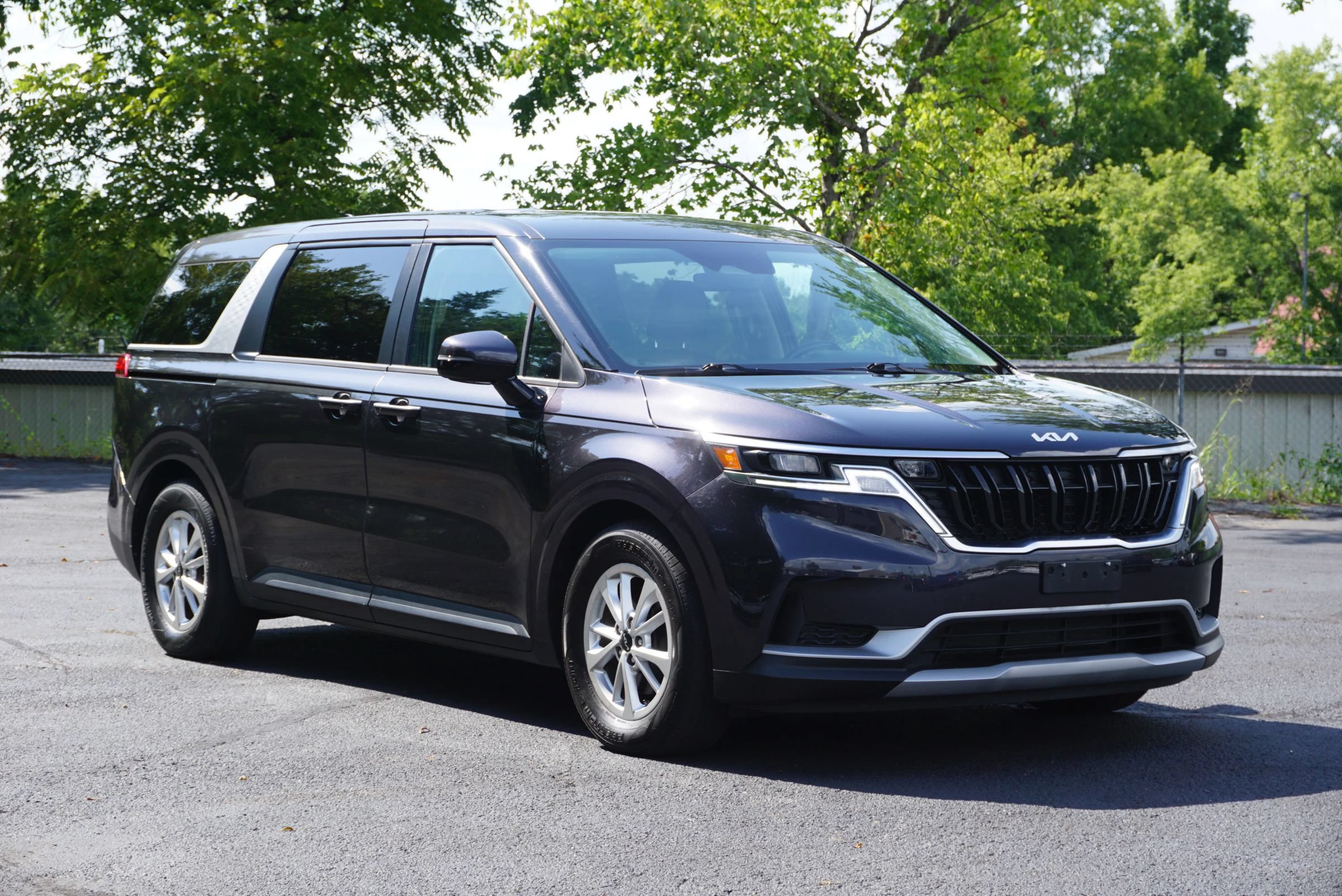 Used 2022 Kia Carnival LX FWD image 3
