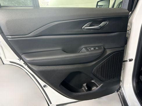 Used 2024 Jeep Grand Cherokee Laredo X image 26