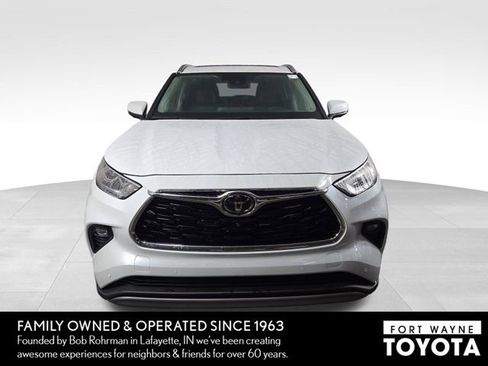 Used 2025 Toyota Highlander Platinum image 3