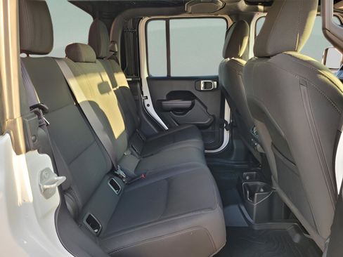 Used 2021 Jeep Gladiator Sport image 17