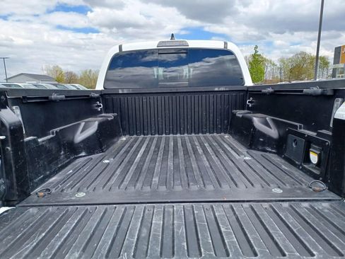 Used 2021 Toyota Tacoma TRD Off-Road w/ TRD Premium Off Road Package AWD/4WD image 9