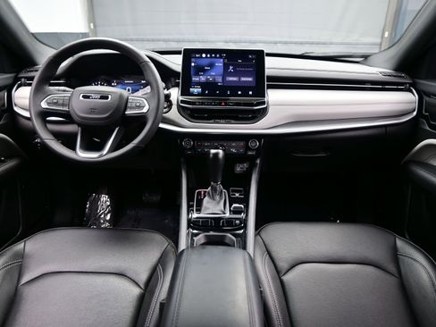 Used 2025 Jeep Compass Limited image 16