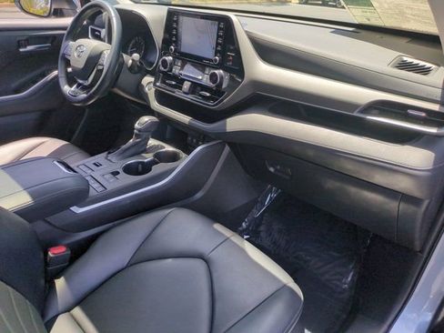 Used 2021 Toyota Highlander XLE AWD/4WD image 32