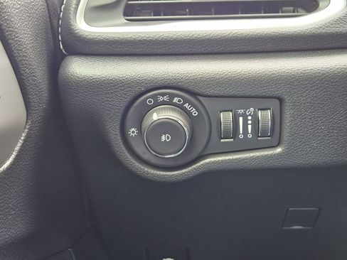 Used 2025 Chrysler Pacifica Select image 22