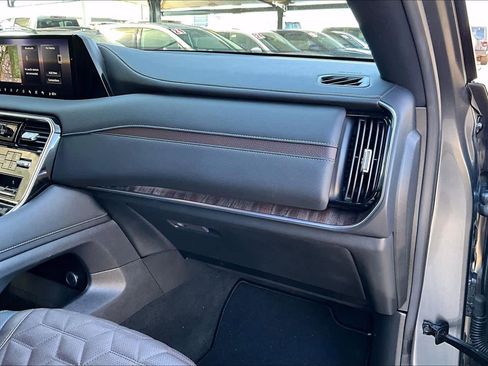 Used 2025 Nissan Armada Platinum Reserve image 17