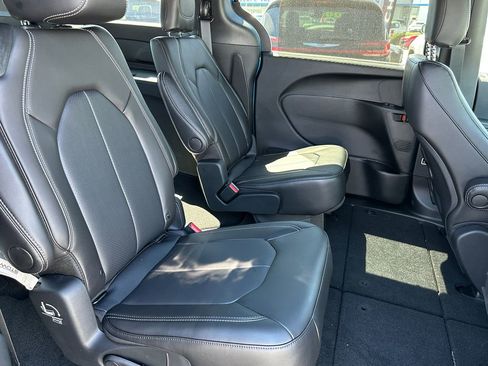 New 2026 Chrysler Pacifica Select image 17