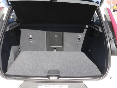 Used 2024 Volvo XC40 B5 Core image 28