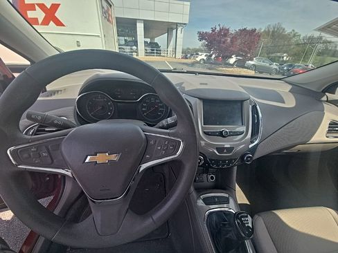 Used 2017 Chevrolet Cruze LT w/ Convenience Package image 6