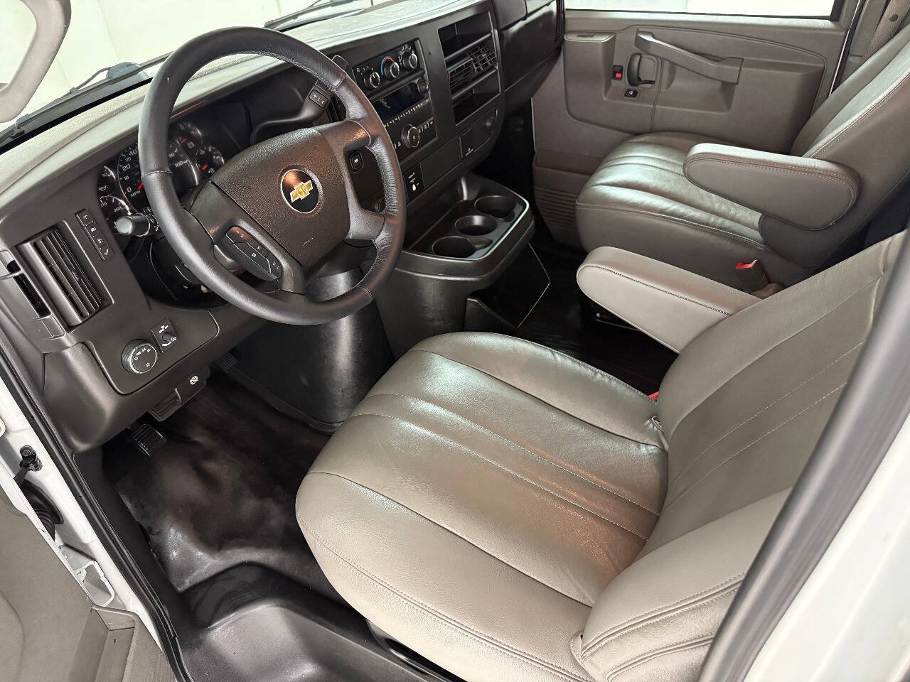 Used 2017 Chevrolet Express 2500 Extended RWD image 46