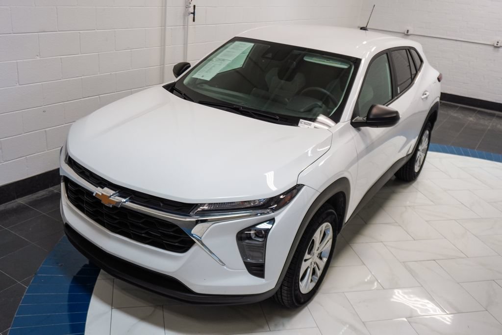 Used 2025 Chevrolet Trax LS FWD image 39