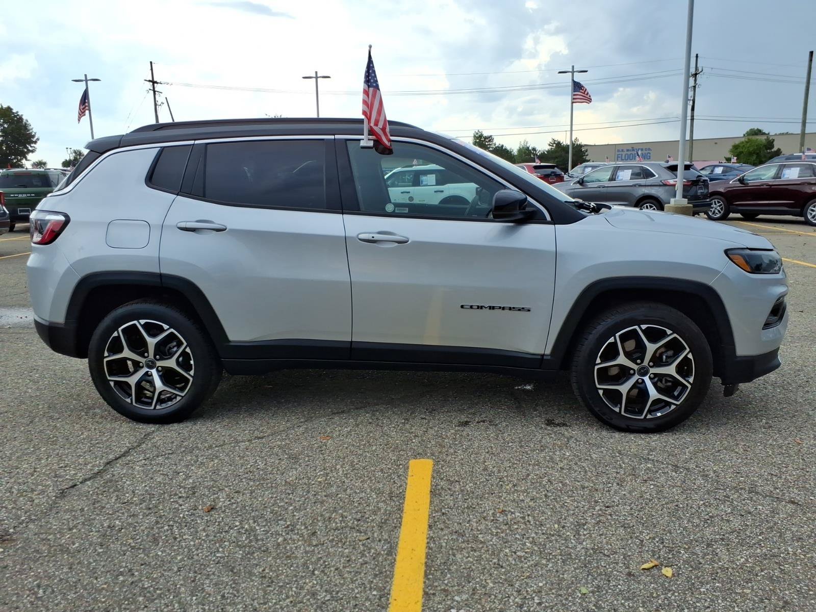 Used 2025 Jeep Compass Limited AWD/4WD image 9