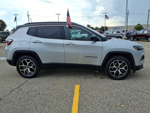 Used 2025 Jeep Compass Limited AWD/4WD image 9
