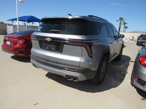 Used 2025 Chevrolet Traverse LT FWD image 3