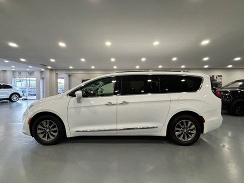 Used 2020 Chrysler Pacifica Touring-L Plus FWD image 4