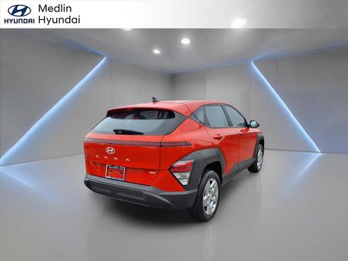 Used 2024 Hyundai Kona SE image 3