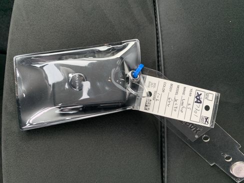 Used 2025 Volvo XC40 B5 Plus image 37